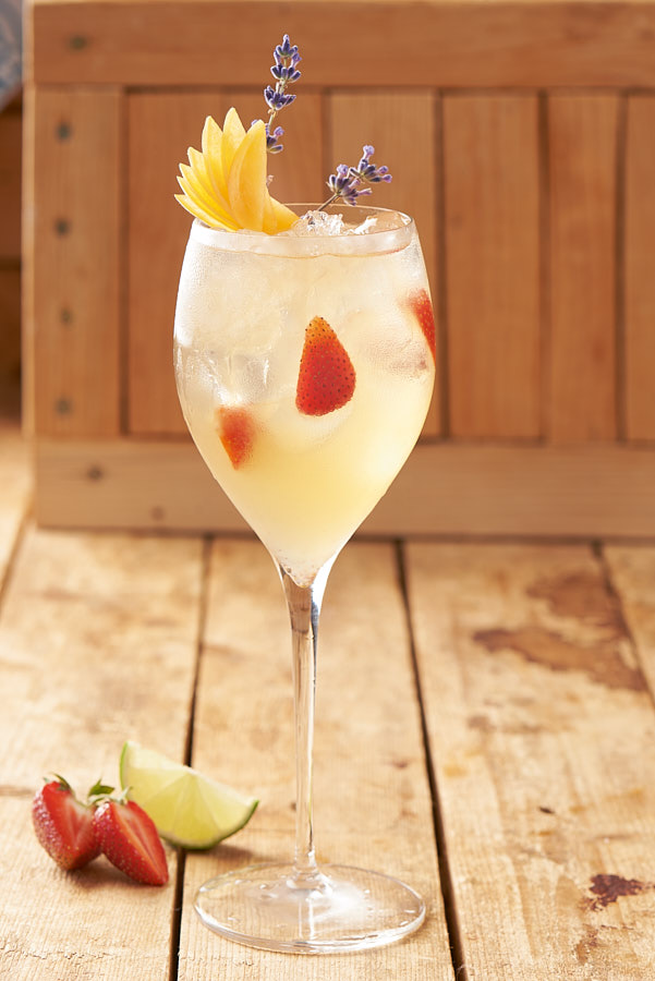 Fotografie cu un cocktail cu vin alb, lime și căpșuni de la ședința de fotografie culinara pliant Mobexpert Gourmet.
