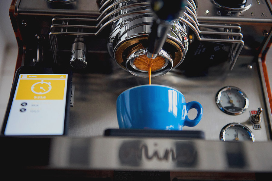 Imagine de produs cu prepararea unui shot de espresso pe espressorul profesional Dalla Corte Mina.