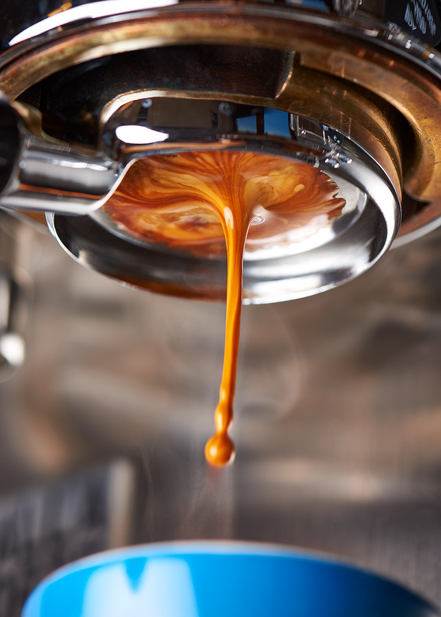 Fotografie cu o extracție de cafea espresso de specialitate, cu primele picături surprinse în aer. Fotografie lichide, Radu Dumitrescu.