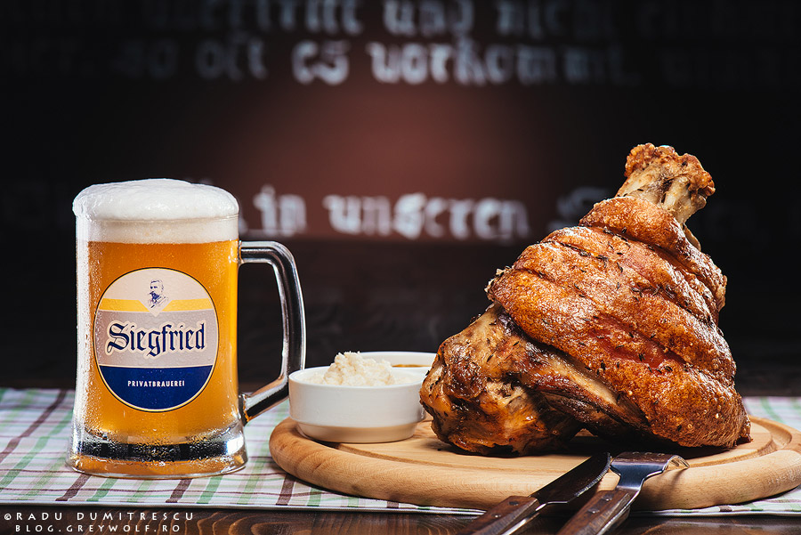 Fotografie de produs cu un ciolan de porc nemtesc, împreună cu o halbă de bere, realizat pentru Berăria Siegfried.