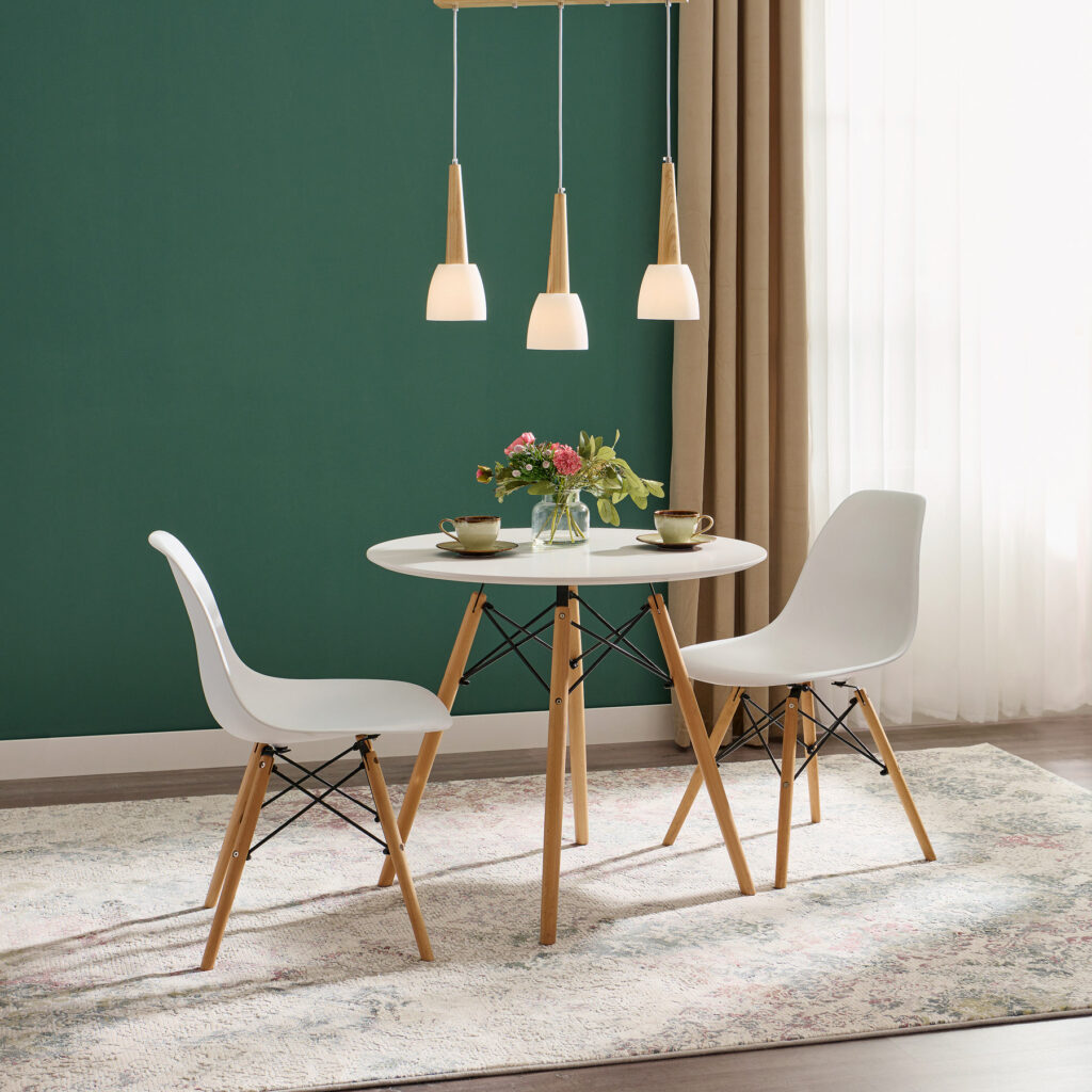 Fotografie de mobilier modern, set de masă și scaune, așezate lângă un perete verde. Fotografia este realizată pentru Mobexpert.